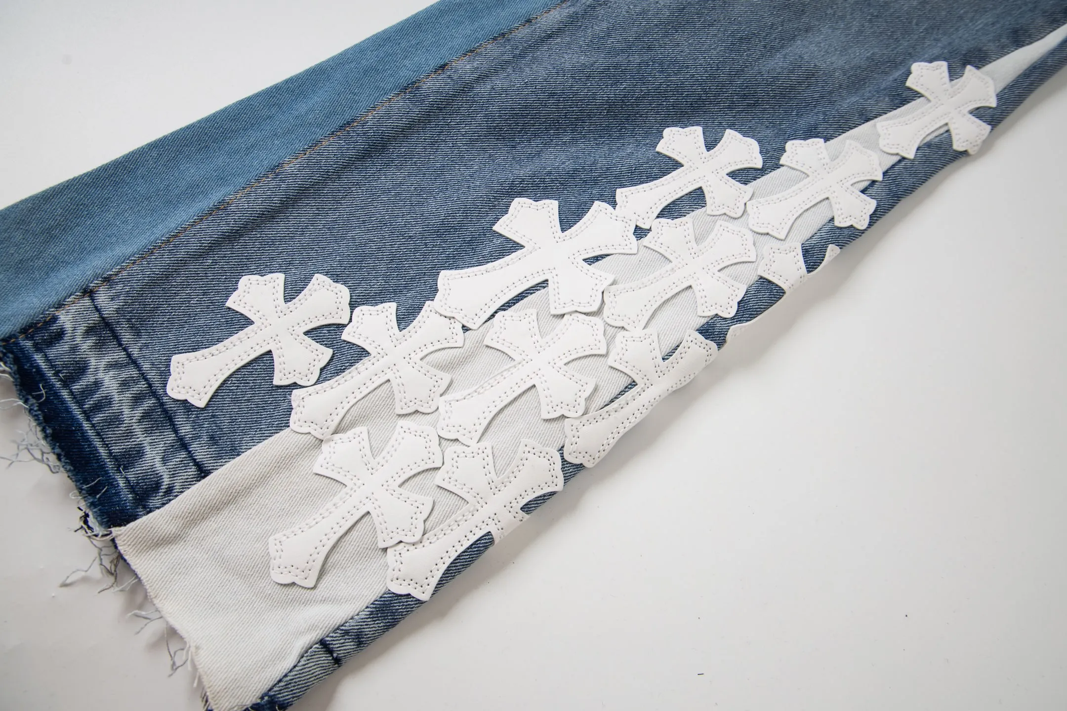 P240 Chrome Hearts Gallery co-branded limited-edition cross-flared flared jeans are a hot item this season and are sought after by countless celebrities and fashionistas. The neat details of the cutting process add color to the playful fashion! The neat and meticulous design, and the well-fitting structure is unique. The upper body not only has outstanding recognition, but also looks younger and younger. A style with the ultimate wearing meaning and performance, gorgeous color matching, and the craftsmanship of this style is also extremely extraordinary. After the finished product is washed, it is disassembled and hand-made with sheepskin cross leather and then spliced ​​together to complete. The whole piece has too many craftsmanship to describe. It is decorated with patchwork cross flowers and high-waisted washed jeans! ! Absolutely high-end luxury product, a god-level single product, a super popular product, made by top heavy industry, a magic weapon that cannot be missed to hit the streets. Style number: 1843 Size: 28 30 32 34 36 Color: blue